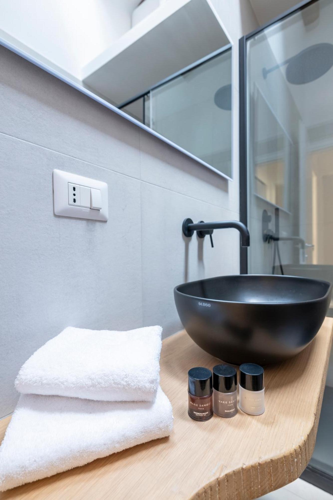 בולוניה Aldrovandi Luxury Suites And Apartment מראה חיצוני תמונה
